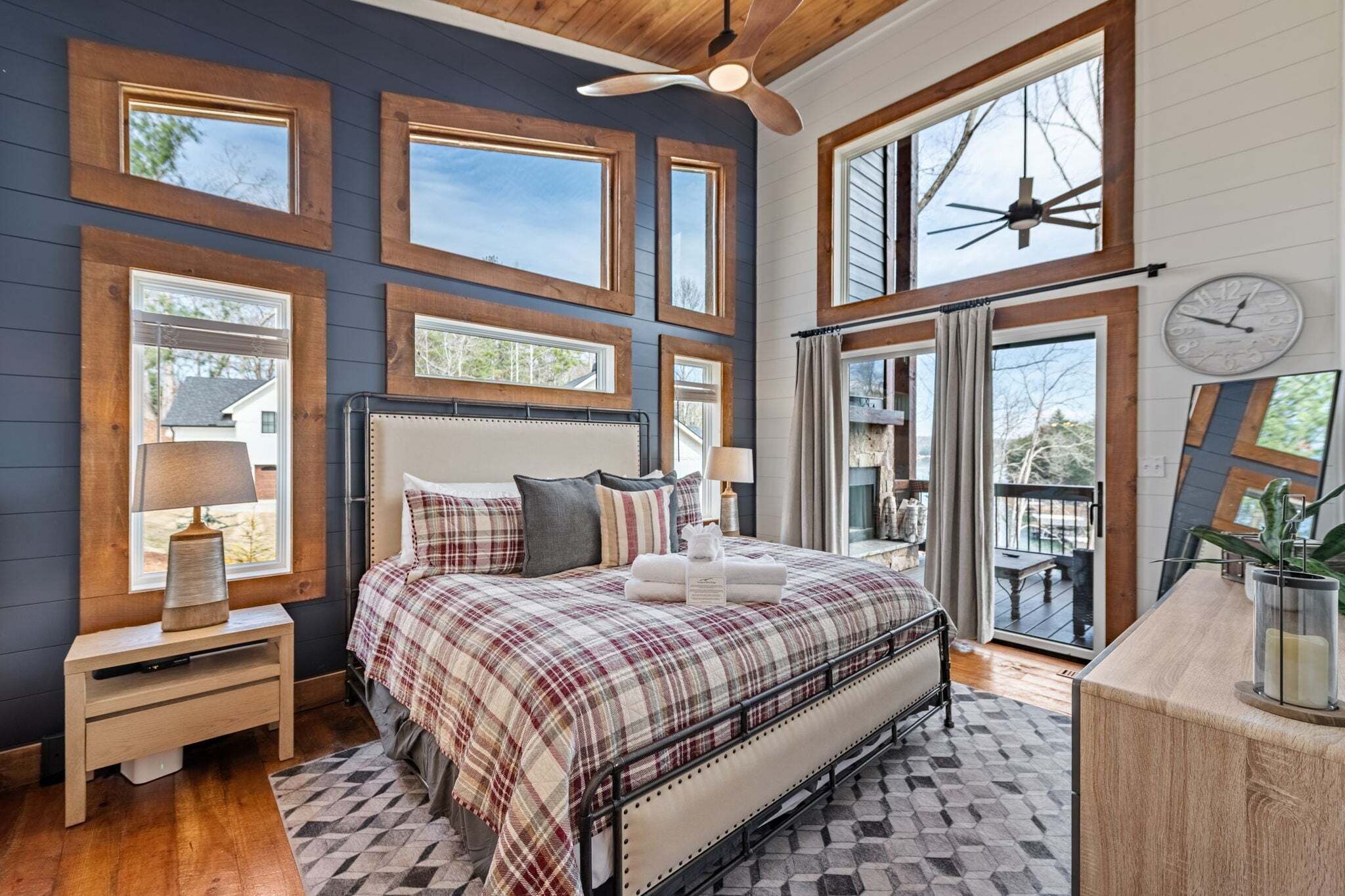 Une chambre à coucher avec un lit, une table de chevet et une vue sur l’extérieur.