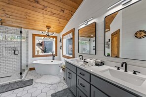 Shower, hair dryer, towels - Blue Ridge Retreat - Lakefront | Dock | Firepit | Game Room (Blue Ridge)