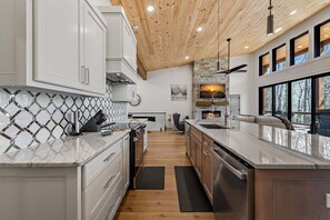 Fridge, microwave, oven, stovetop - Elevated Cabin Living - Hot Tub, Firelight & Mountain Air (Blue Ridge)
