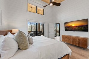 4 bedrooms, iron/ironing board, free WiFi, bed sheets - Elevated Cabin Living - Hot Tub, Firelight & Mountain Air (Blue Ridge)