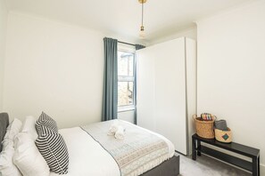 1 bedroom, iron/ironing board, WiFi, bed sheets - Bright 1BR Retreat Near Hilly Fields (London)