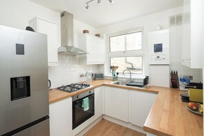 Fridge, microwave, oven, stovetop - Bright 1BR Retreat Near Hilly Fields (London)