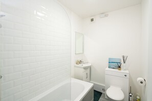 Hair dryer, towels - Bright 1BR Retreat Near Hilly Fields (London)