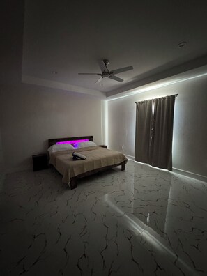 4 habitaciones, tabla de planchar con plancha, wifi y ropa de cama