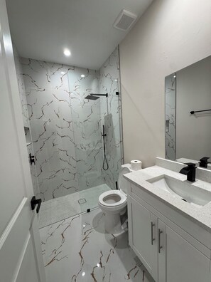 Regadera, toallas, jabón, papel de baño 
