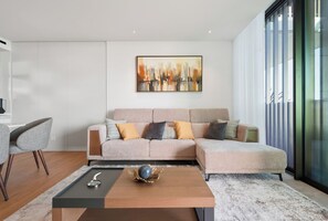 Smart TV, books - III - Savoy Monumentalis, By Pausa Holiday Rentals (Funchal)