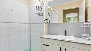 Shower - Baden 39 - Rainbow Shores (Rainbow Beach)