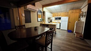 Unclassified image, 2 of 14, button - Chalet rustique (Château-Richer)