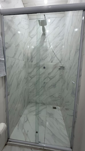 Shower, towels, soap, toilet paper - Cozy apartment in a central and quiet area. (Chapecó)