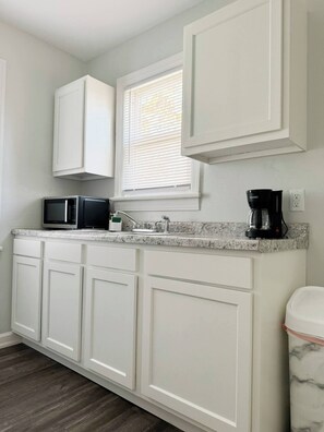Fridge, microwave, oven, stovetop - Riverside A6 - QUEEN 1BD/1BA Apt near River (Evansville)