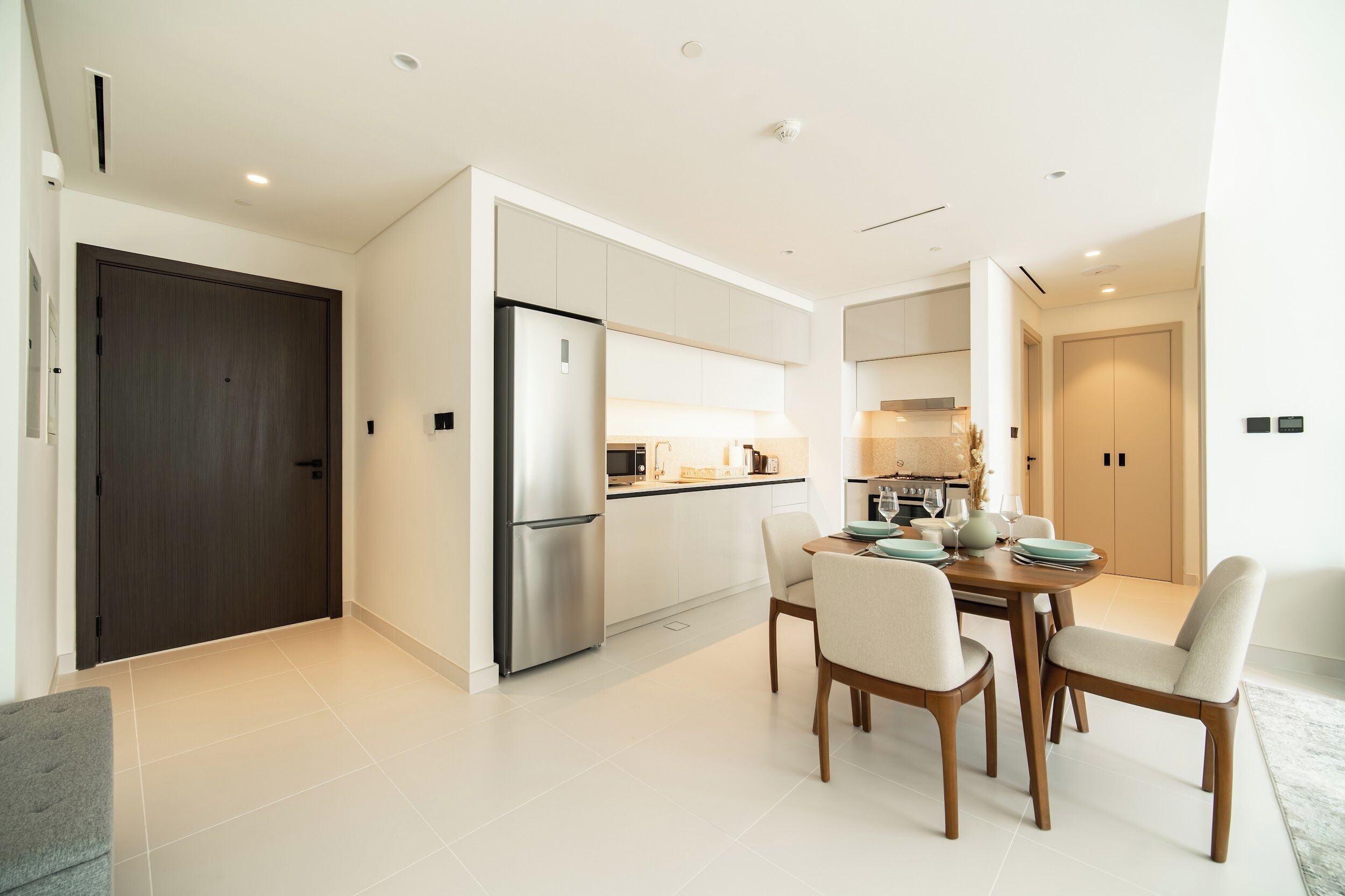 Réfrigérateur, micro-ondes, four, plaque de cuisson