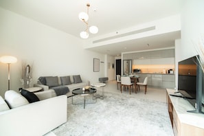 Smart TV - SettlerHomes, Emaar Beachfront Haven with Sea View (Dubai)