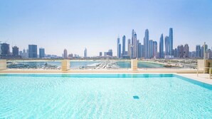 Una piscina con sullo sfondo lo skyline di una città.