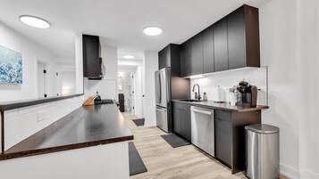 KylskÄp, mikrovÄgsugn, ugn och spishÀll