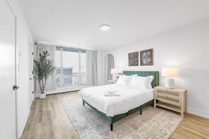 Iron/ironing board, travel crib, free WiFi, bed sheets - Oak Park Gem Next to Green Line In Unit Laundry (Oak Park)