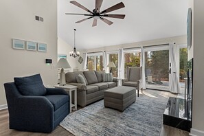 Smart TV, fireplace - Evening Ember ~ Spa, Fire Pit, Pool Access, Pets ~ 90 Lawton Road ~ Sea Pines (Hilton Head Island)