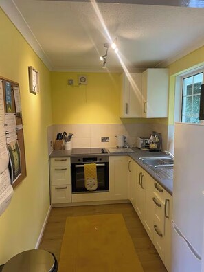 Fridge, microwave, oven, stovetop - 2 Bed Cottage - Sleeps 5 - Pets - Parking - Garden (Liskeard)