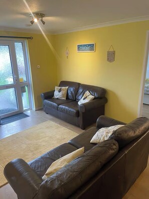 TV - 2 Bed Cottage - Sleeps 5 - Pets - Parking - Garden (Liskeard)