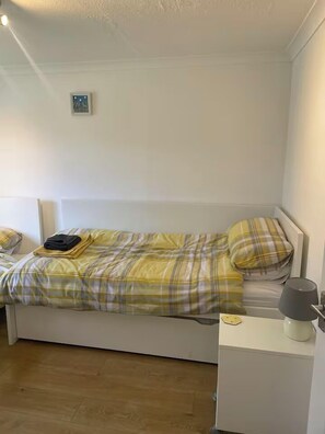 Iron/ironing board, WiFi, bed sheets - 2 Bed Cottage - Sleeps 5 - Pets - Parking - Garden (Liskeard)
