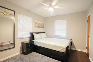 2 Schlafzimmer, Bügeleisen/Bügelbrett, kostenloses WLAN
