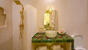 Douche, serviettes fournies, savon, shampoing