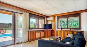 TV, fireplace - Perfect house in Calonge: Spacious and bright near the sea🌿🏖️ (Calonge)
