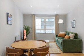 Interior - GuestReady - Modern Comfort by Tower Hill (London)