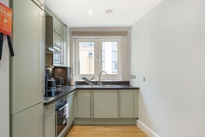 Fridge, microwave, oven, dishwasher - GuestReady - Modern Comfort by Tower Hill (London)