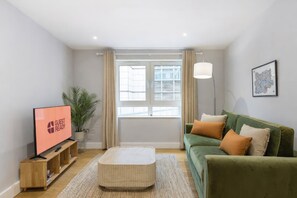 TV - GuestReady - Modern Comfort by Tower Hill (London)