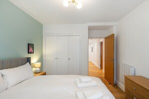 1 chambre, bureau, fer et planche à repasser, accès Internet