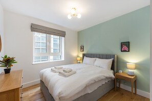 1 bedroom, desk, iron/ironing board, Internet - GuestReady - Modern Comfort by Tower Hill (London)