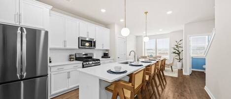 Frigorífico, microondas, horno y placa de cocina