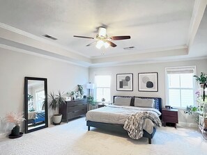 5 bedrooms, desk, free WiFi, bed sheets