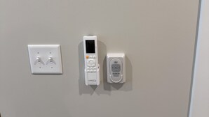 Een wandcontactdoos, een bedieningspaneel en een keypad.