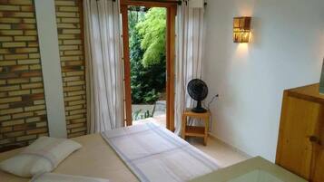 Cortinas blackout, tabla de planchar con plancha y wifi gratis