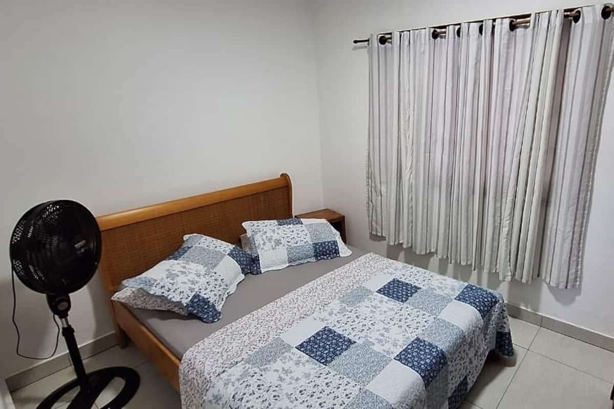 Cortinas blackout, tabla de planchar con plancha y wifi gratis