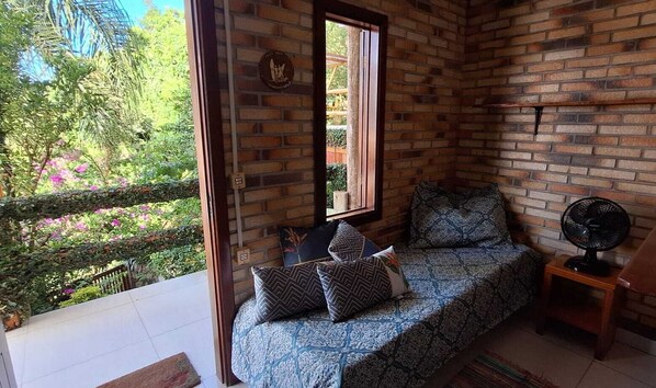 Standard-Dreibettzimmer, eingeschränkter Meerblick, Poolseite