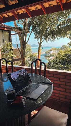 Outdoor dining - Pousada Vista da Barra (Florianópolis)