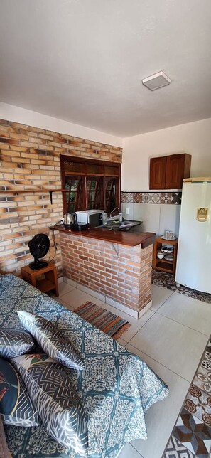 Standard Triple Room, Partial Sea View, Poolside | Dapur peribadi | Sebuah peti sejuk di kawasan bersama 