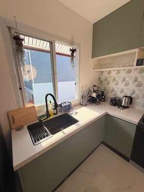 Microwave, oven - Quiet family-friendly villa in the city center (Chang Wat Surat Thani)