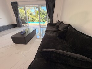 TV - Quiet family-friendly villa in the city center (Chang Wat Surat Thani)