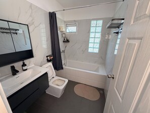 Shower, hair dryer, towels, toilet paper - Quiet family-friendly villa in the city center (Chang Wat Surat Thani)
