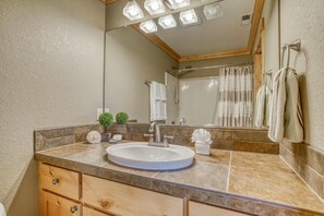 Bathroom - Seascape Getaway Near Beach Access (Lincoln City)