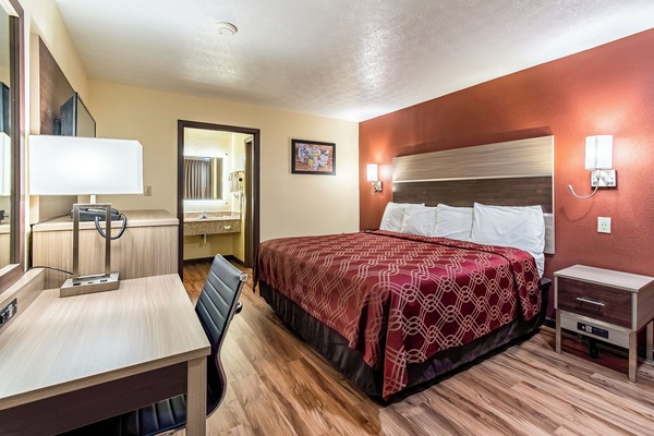 Single Room, 1 King Bed, Non Smoking | Desk, laptop workspace, iron/ironing board, WiFi (free)