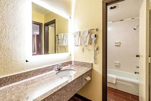 Tina con regadera, amenidades de baño gratuitas, secadora de cabello 