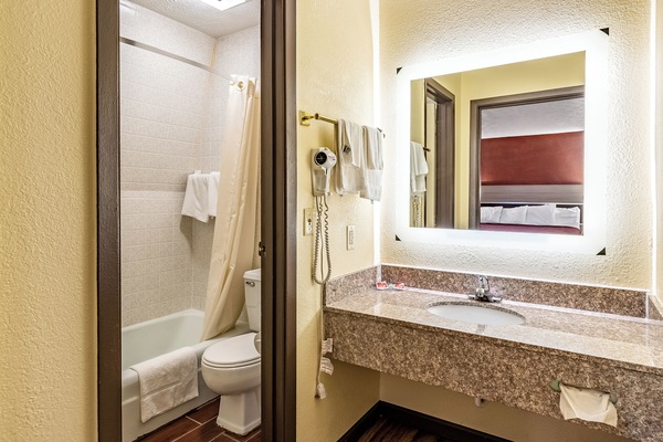 Single Room, 1 King Bed, Non Smoking | Bathroom | Combined shower/tub, free toiletries, hair dryer, towels