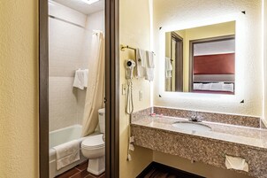 Quarto solteiro, 1 cama King, para não fumantes | Banheiro | Chuveiro/banheira combinados, produtos de toalete grátis