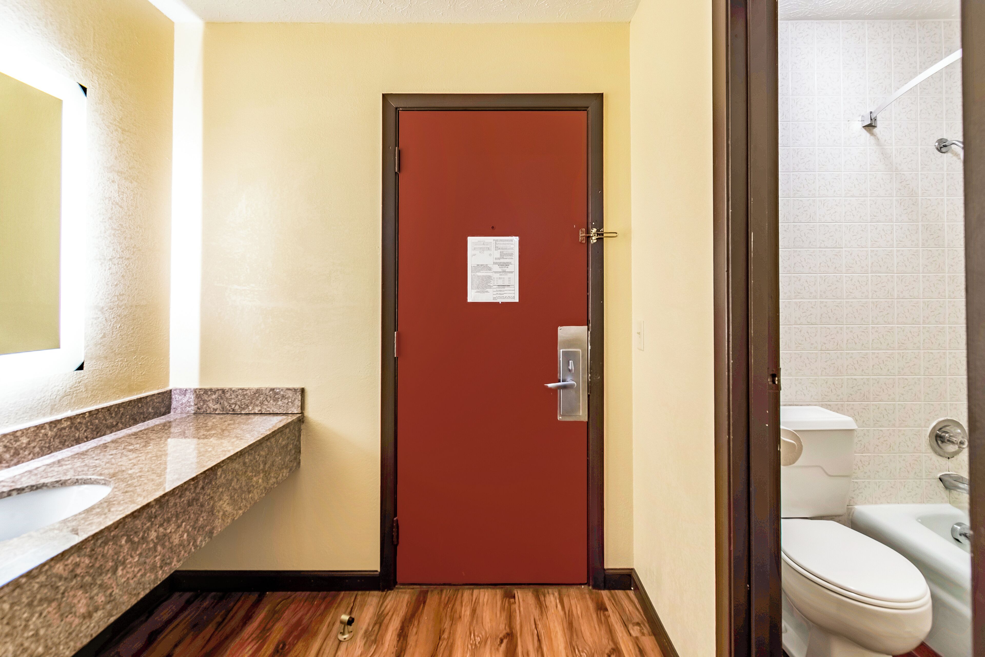 Einzelzimmer, 1 Queen-Bett, Nichtraucher | Badezimmer | Duschwanne, kostenlose Toilettenartikel, Haartrockner, Handtücher