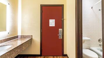 Einzelzimmer, 1 Queen-Bett, Nichtraucher | Badezimmer | Duschwanne, kostenlose Toilettenartikel, Haartrockner, Handtücher