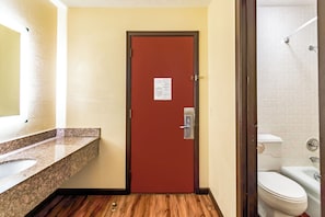 Kamar Single, 1 Tempat Tidur Queen, Bebas Asap Rokok | Kamar mandi | Kombinasi shower/bathtub dan perlengkapan mandi gratis